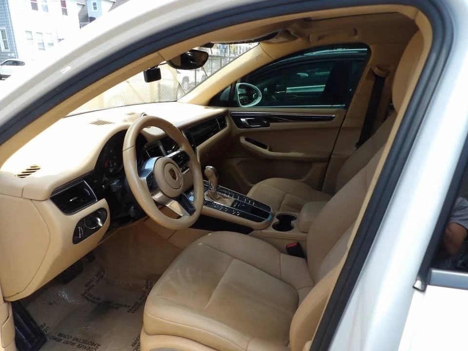 2017 Porsche Macan - Image 9 of 12
