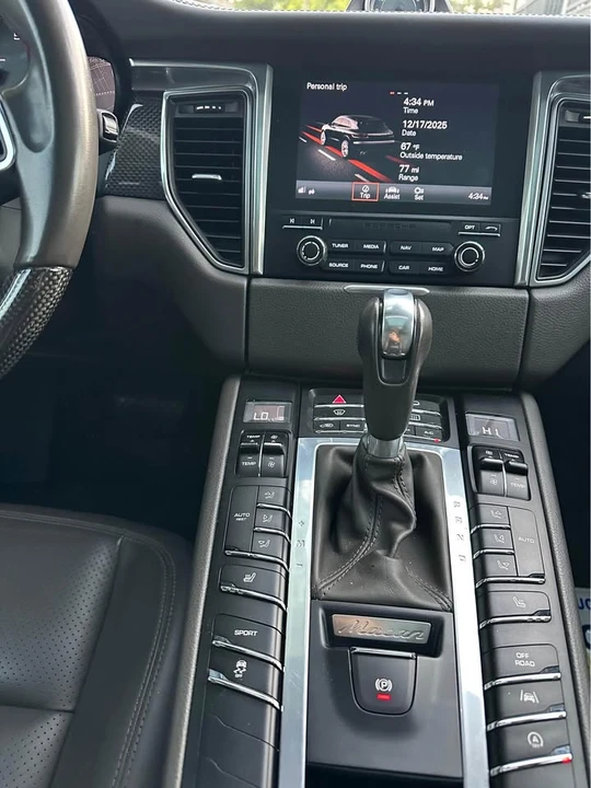 2017 Porsche Macan - Image 10 of 15
