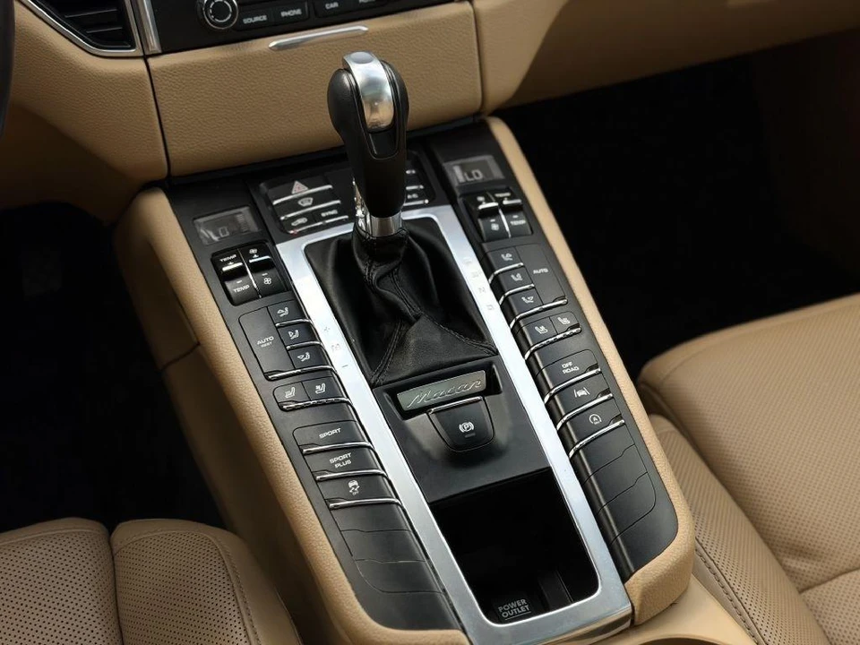 2017 Porsche Macan - Image 19 of 22