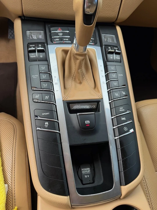 2017 Porsche Macan - Image 15 of 31