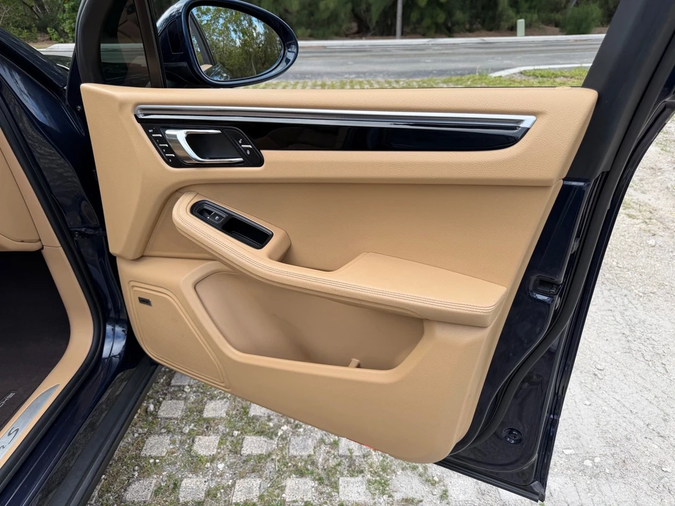 2017 Porsche Macan - Image 27 of 31