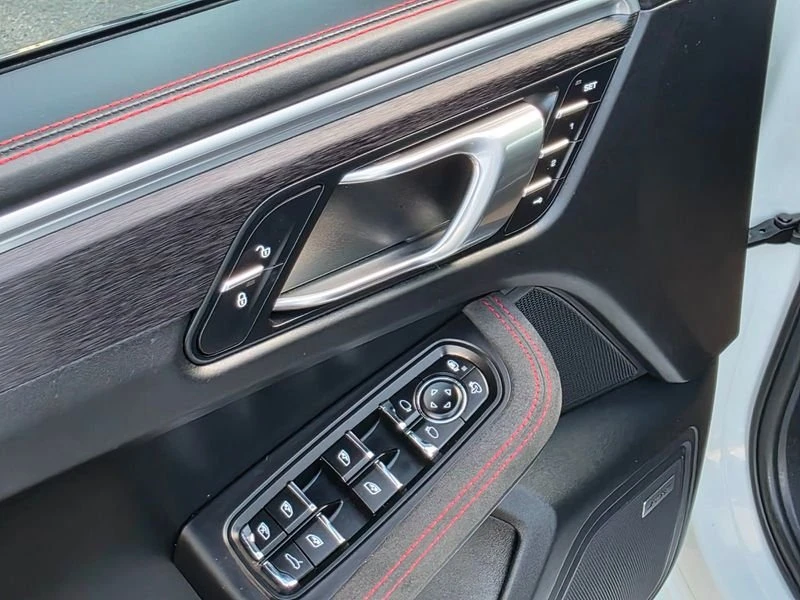 2017 Porsche Macan - Image 11 of 20