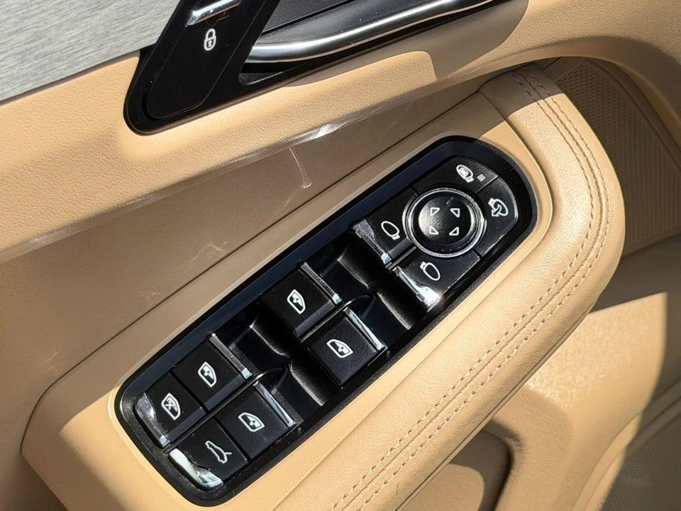 2017 Porsche Macan - Image 14 of 31