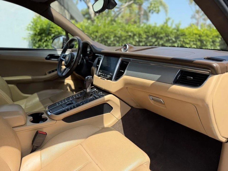 2017 Porsche Macan - Image 24 of 31