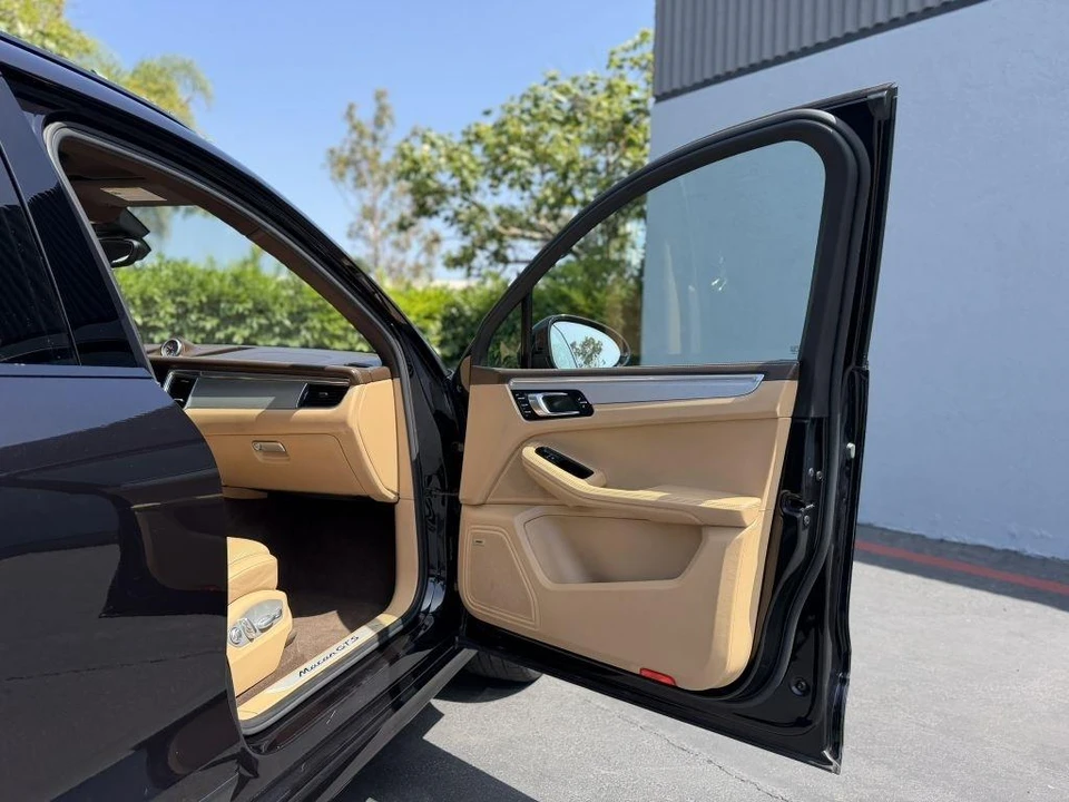 2017 Porsche Macan - Image 25 of 31
