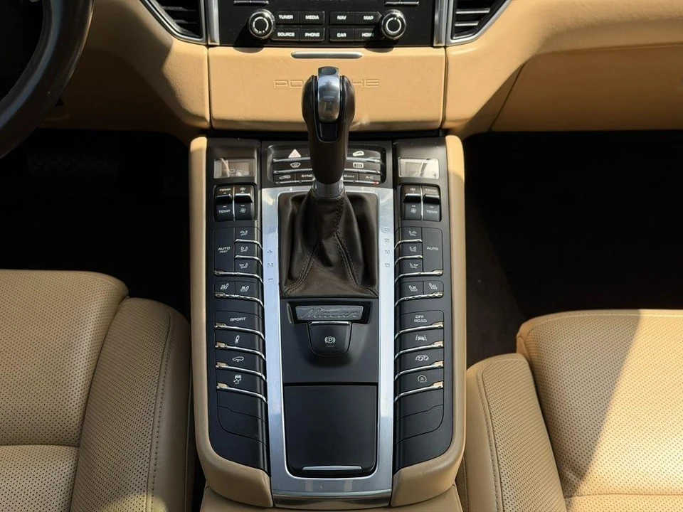 2017 Porsche Macan - Image 27 of 31