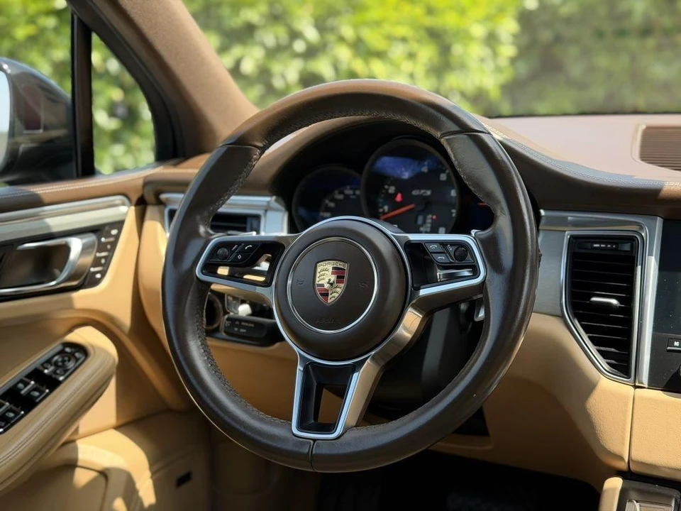2017 Porsche Macan - Image 28 of 31