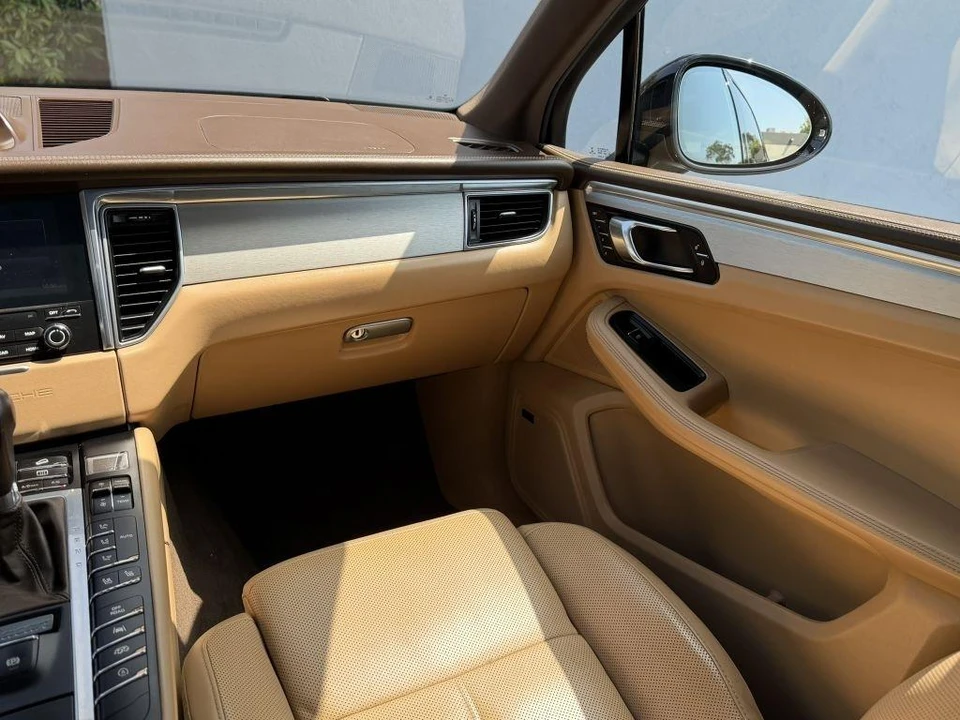 2017 Porsche Macan - Image 29 of 31