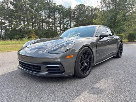 2017 Porsche Panamera 4 Sedan