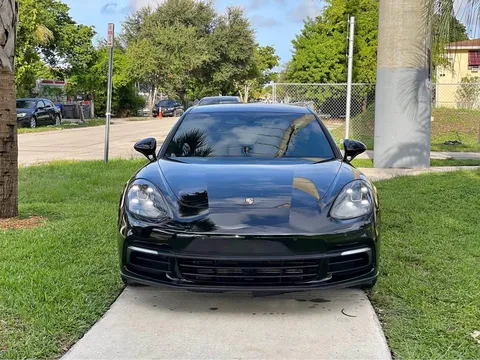2017 Porsche Panamera 4 Sedan