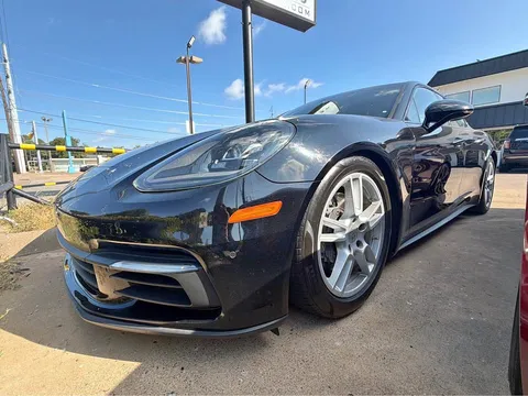 2017 Porsche Panamera 4 Sedan