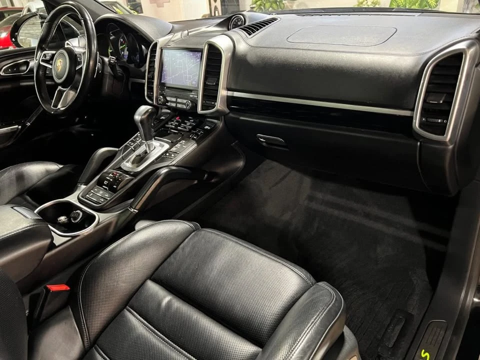 2017 Porsche 958 Cayenne S - Image 10 of 14