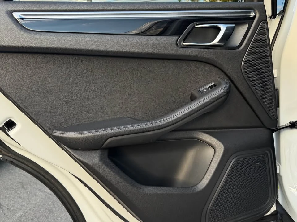 2017 Porsche Macan - Image 17 of 20