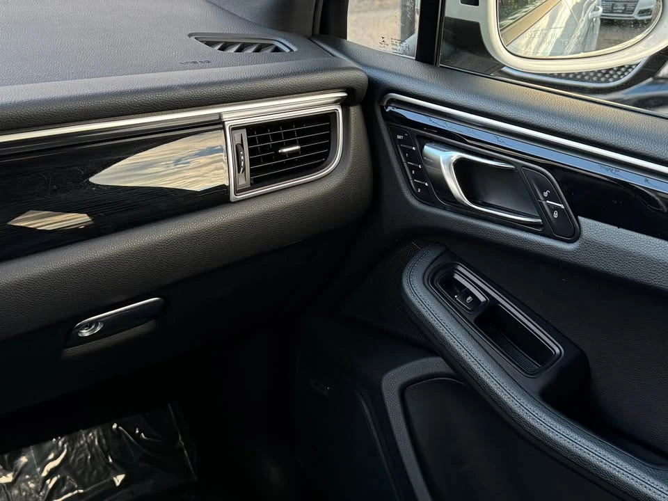 2017 Porsche Macan - Image 13 of 20
