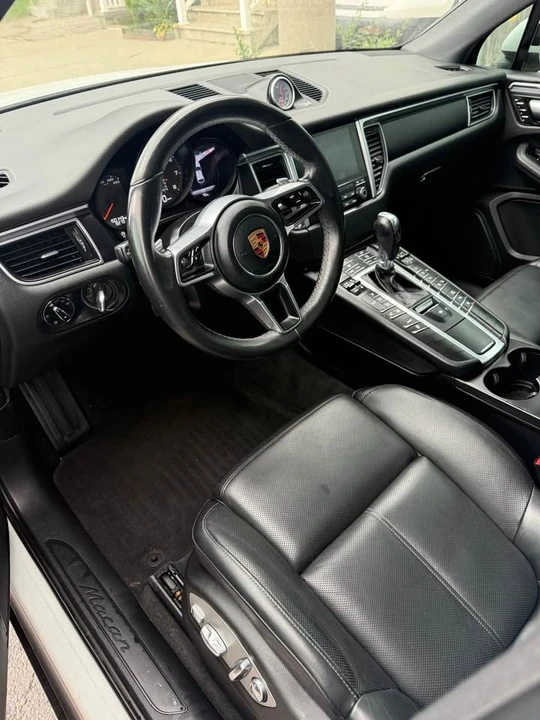 2017 Porsche Macan - Image 10 of 11