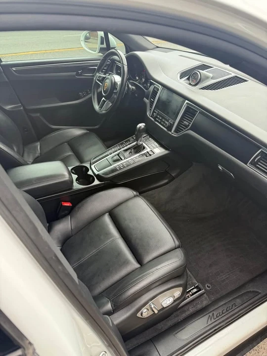 2017 Porsche Macan - Image 9 of 11