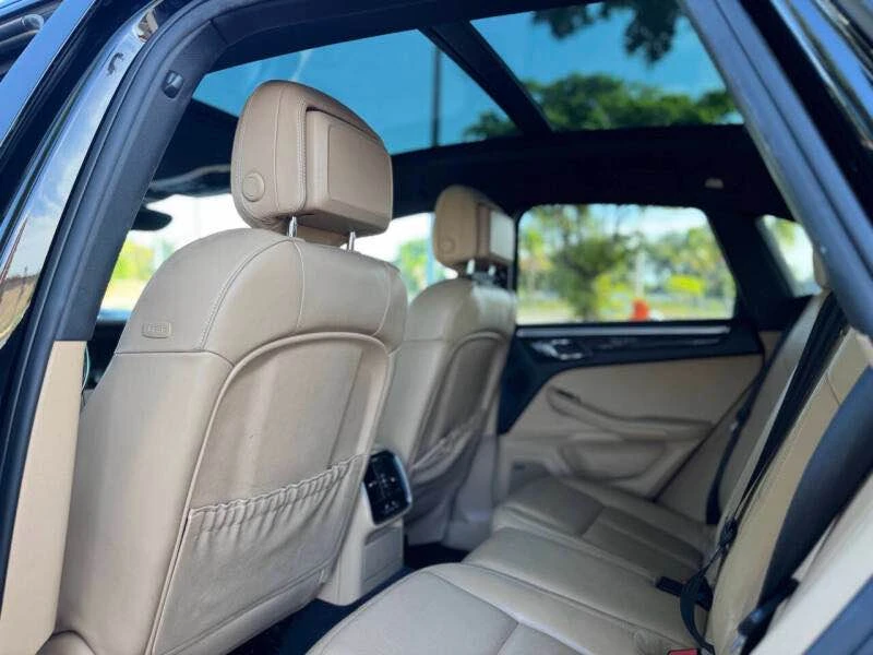2017 Porsche Macan - Image 9 of 10