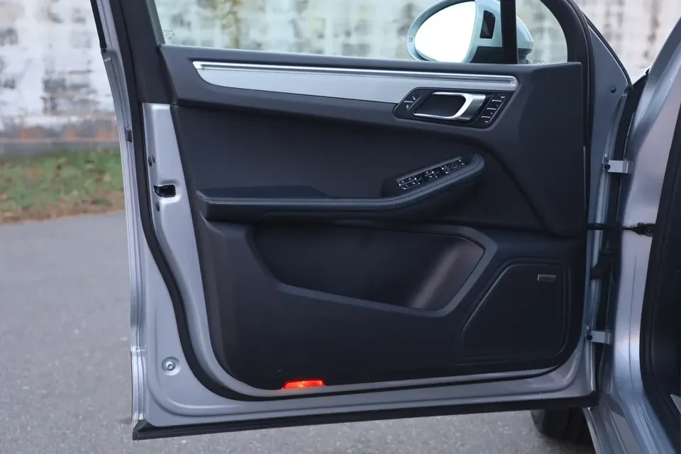 2017 Porsche Macan - Image 6 of 18