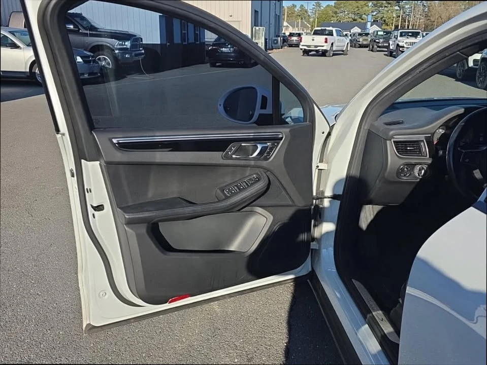 2017 Porsche Macan - Image 10 of 19