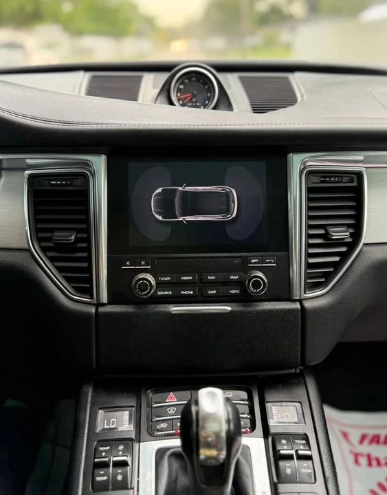2017 Porsche Macan - Image 14 of 19