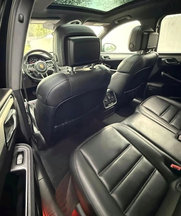 2017 Porsche Macan - Image 18 of 19