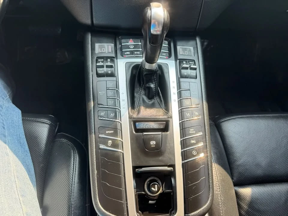 2017 Porsche Macan - Image 17 of 20