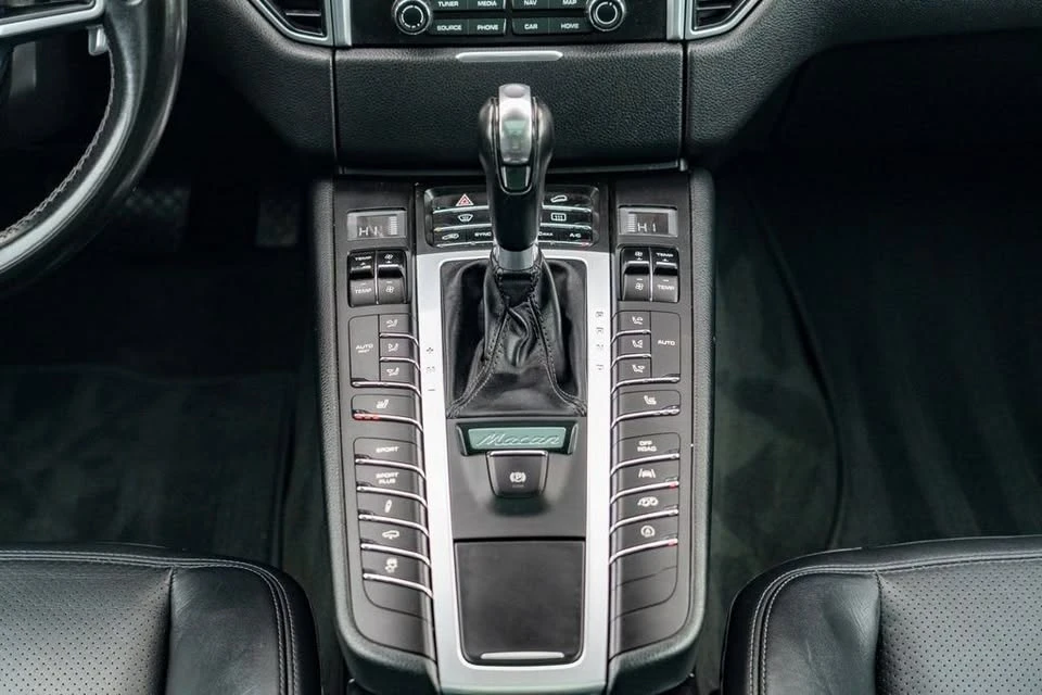 2017 Porsche Macan GTS - Image 6 of 8