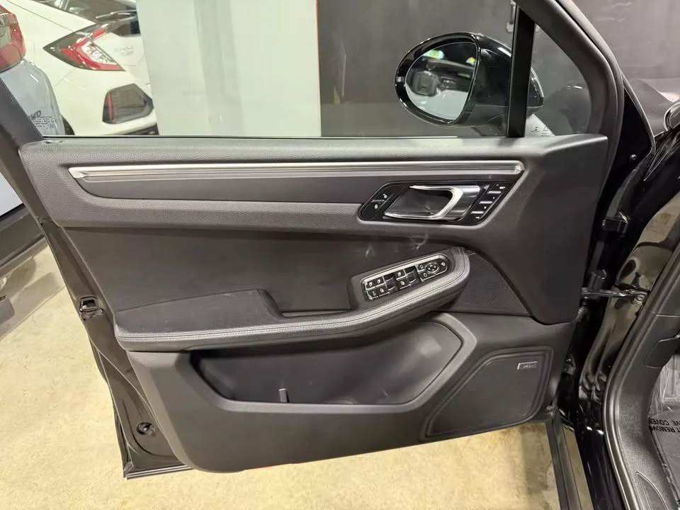 2017 Porsche Macan - Image 17 of 20