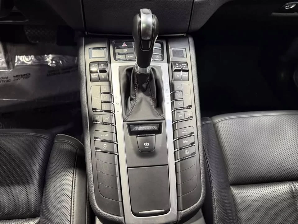 2017 Porsche Macan - Image 15 of 20