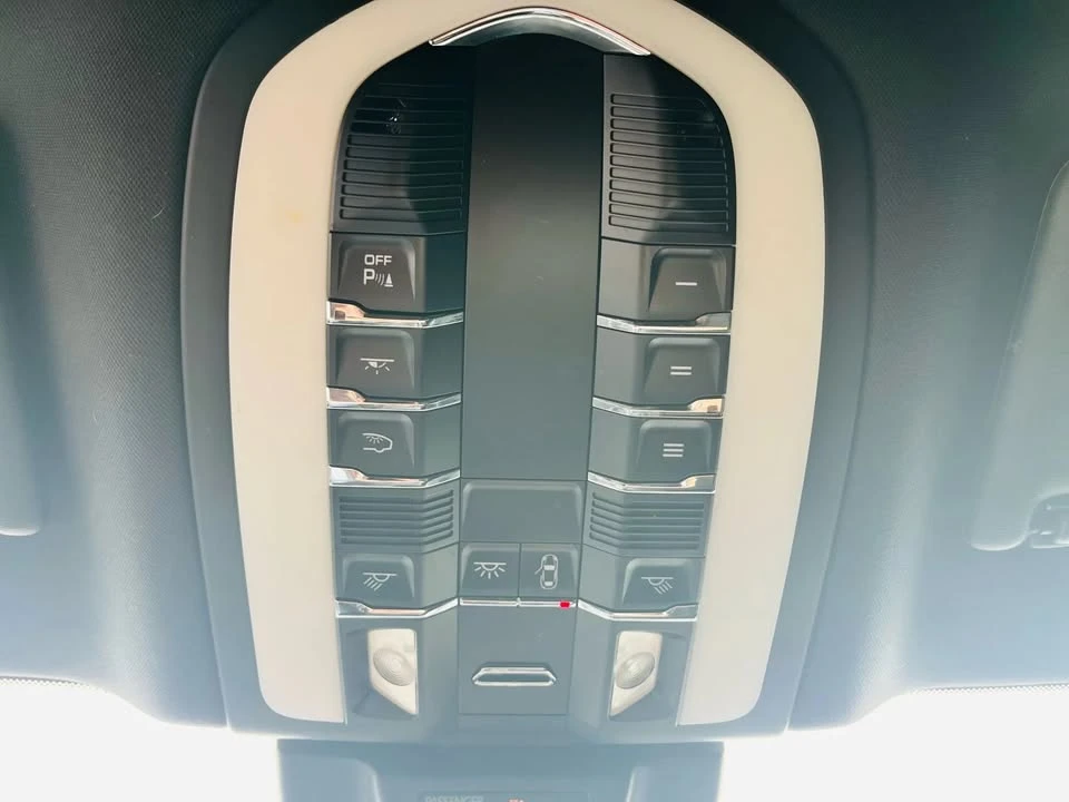 2017 Porsche Macan - Image 15 of 20