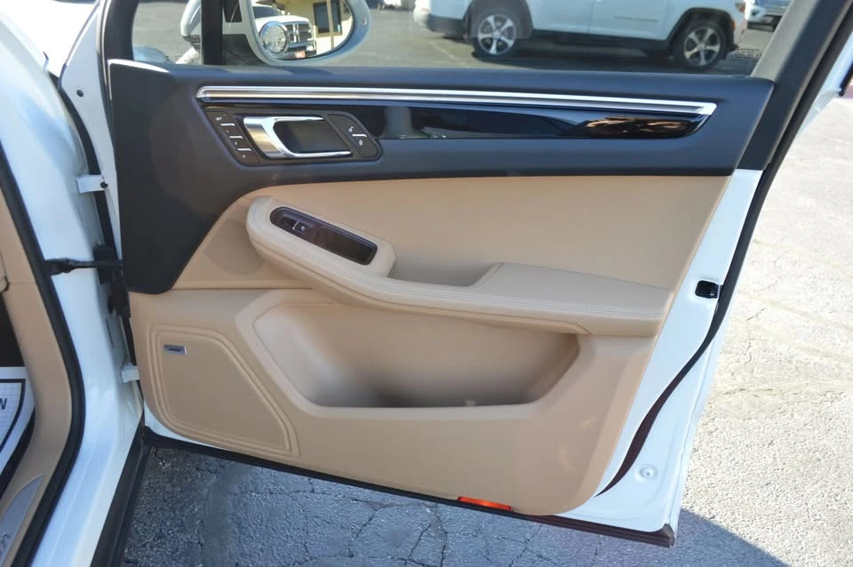 2017 Porsche Macan - Image 19 of 20