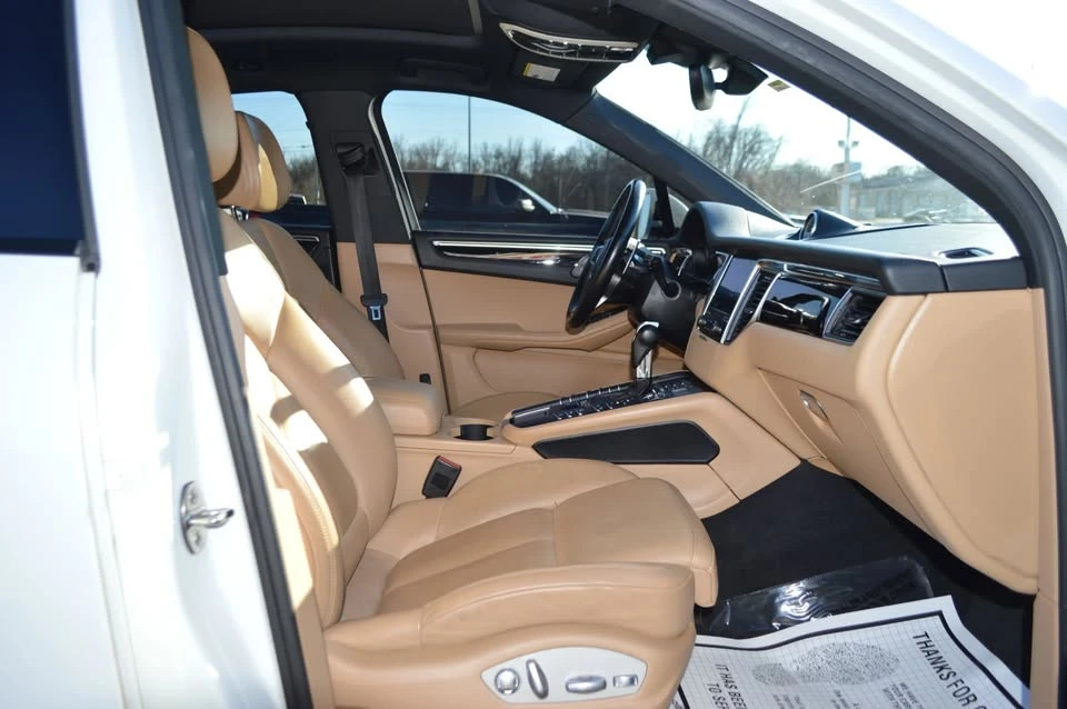 2017 Porsche Macan - Image 18 of 20