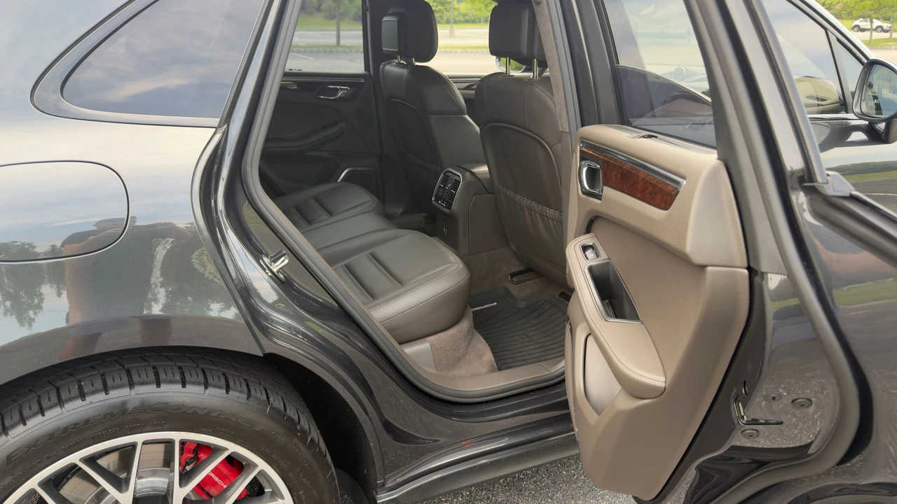 2017 Porsche Macan Turbo - Image 16 of 20