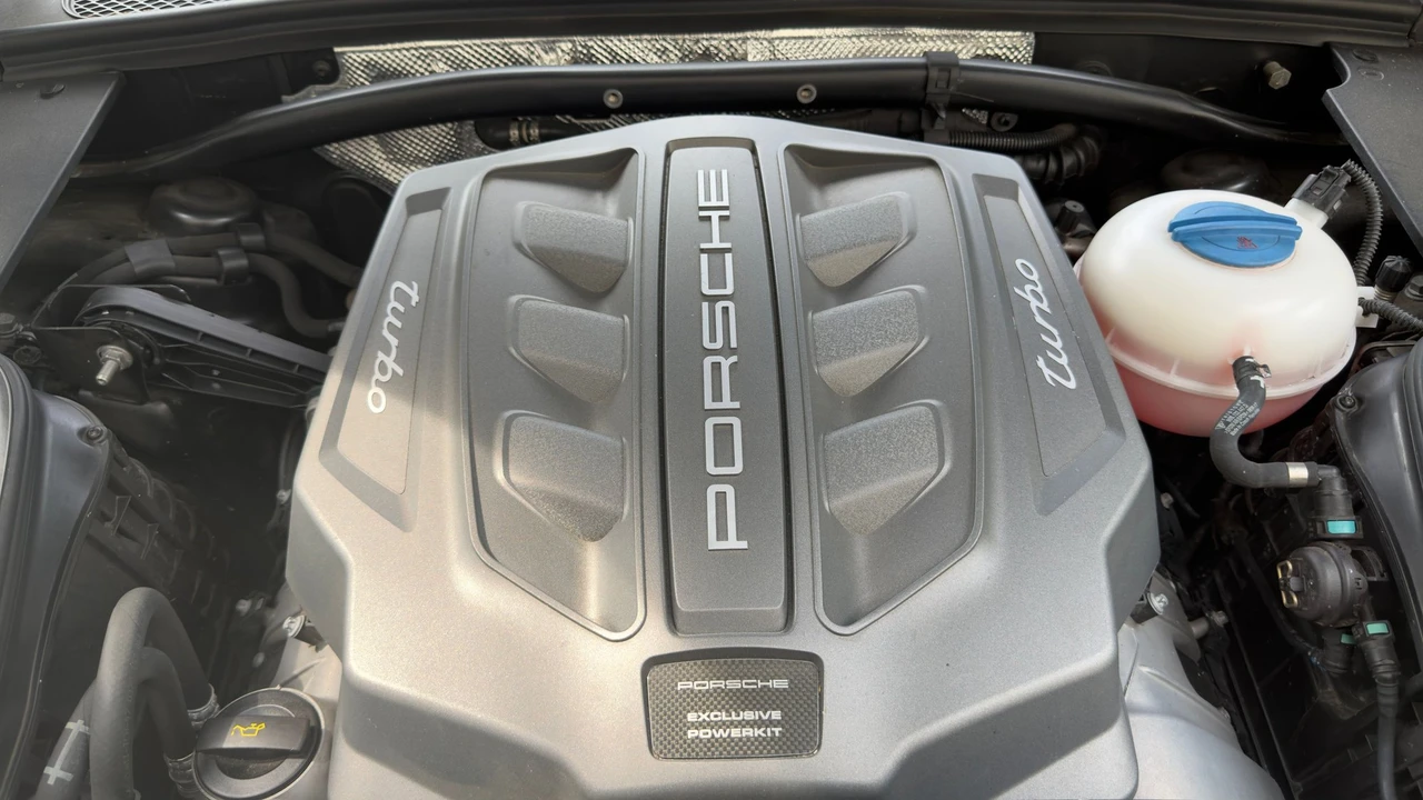 2017 Porsche Macan Turbo - Image 18 of 20