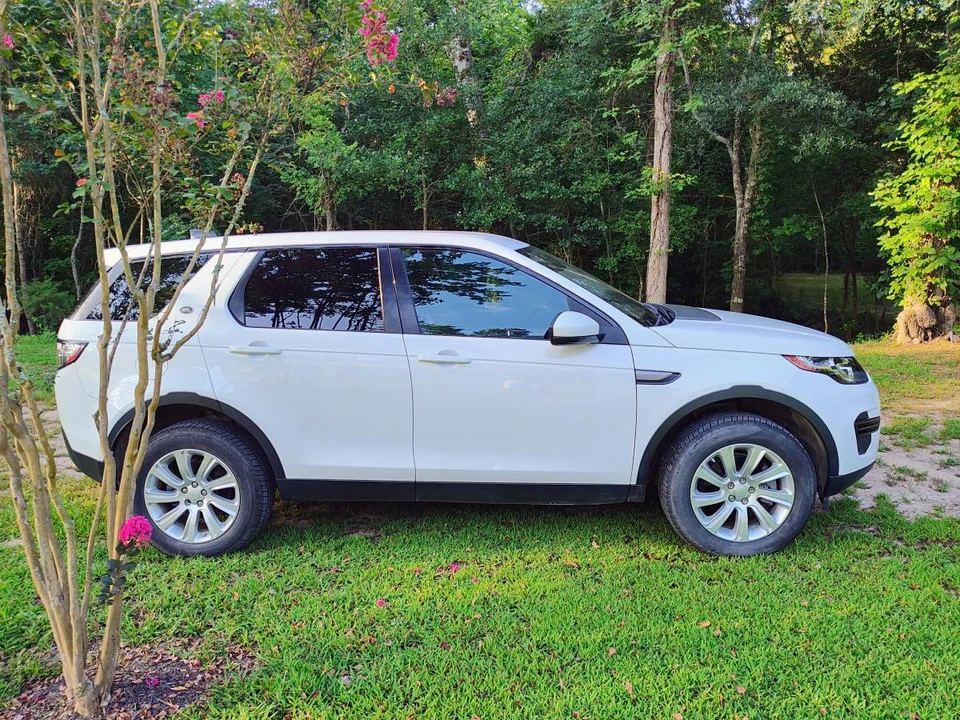 2017 Land Rover Discovery 5th Gen - Image 2 of 16