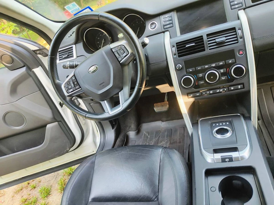 2017 Land Rover Discovery 5th Gen - Image 12 of 16