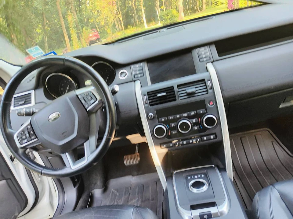 2017 Land Rover Discovery 5th Gen - Image 15 of 16