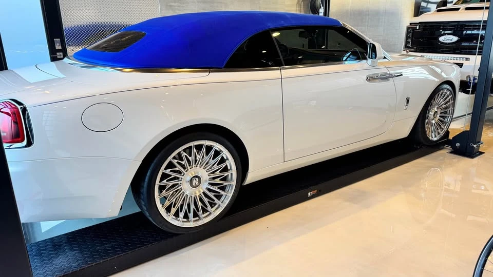 2017 Rolls-Royce Dawn - Image 2 of 10