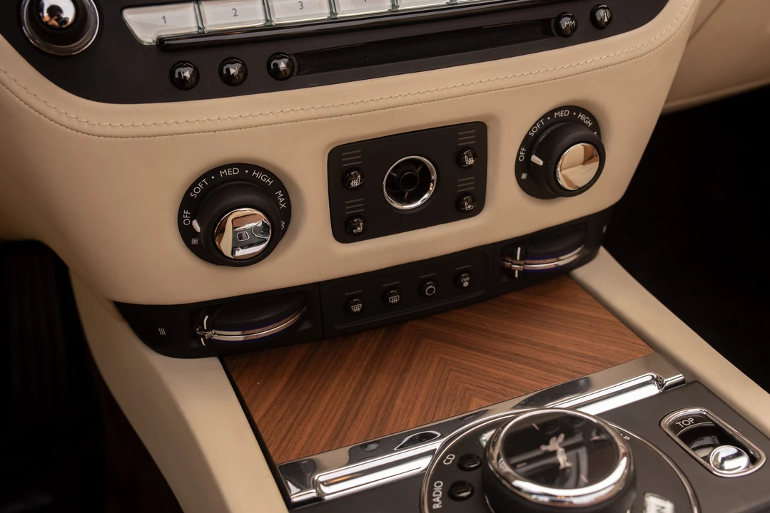 2017 Rolls-Royce Dawn - Image 28 of 31