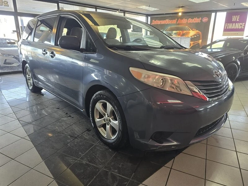 2017 Toyota Sienna 3rd Gen - Image 3 of 4