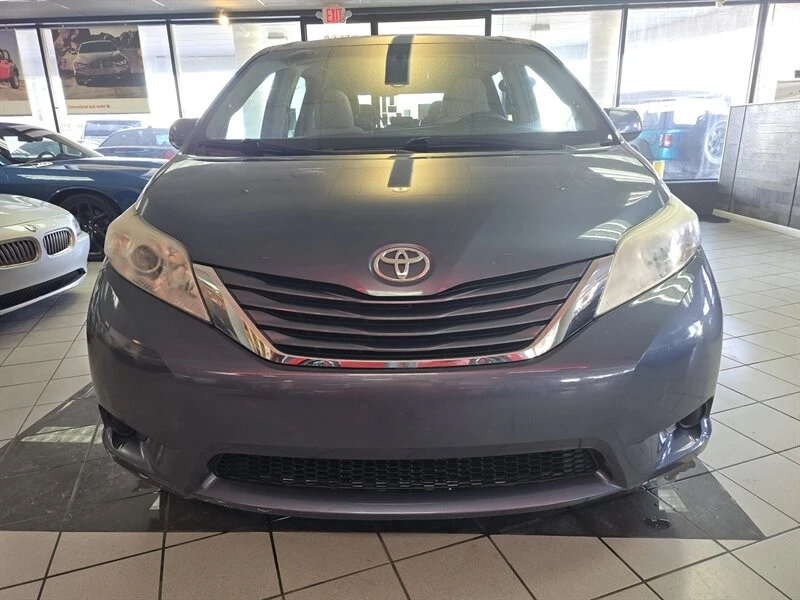 2017 Toyota Sienna 3rd Gen - Image 2 of 4