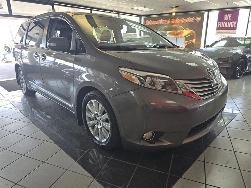 2017 Toyota Sienna 3rd Gen - Image 3 of 4
