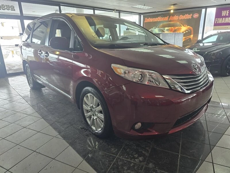 2017 Toyota Sienna 3rd Gen - Image 3 of 4