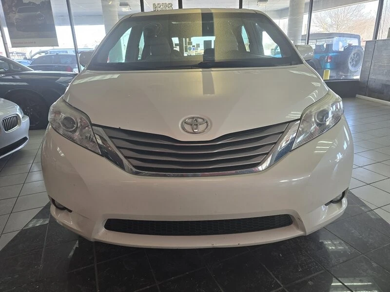 2017 Toyota Sienna 3rd Gen - Image 2 of 4