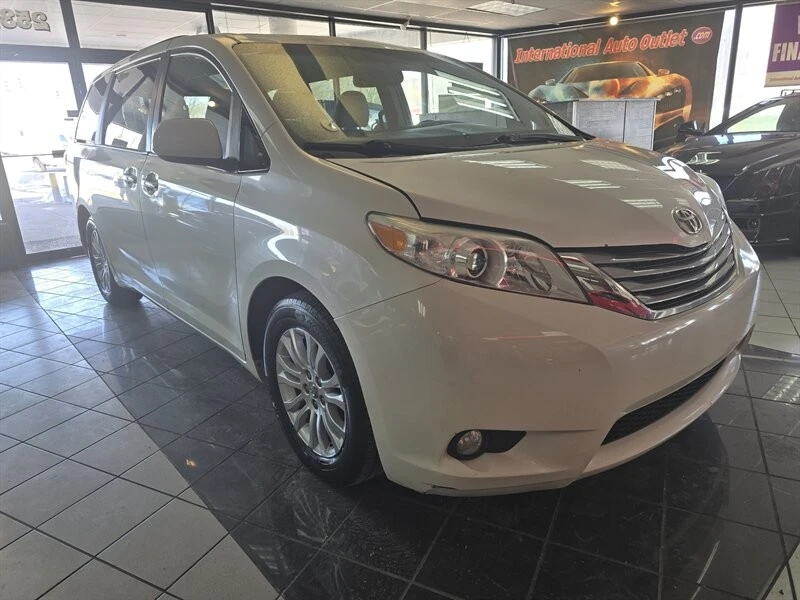 2017 Toyota Sienna 3rd Gen - Image 3 of 4