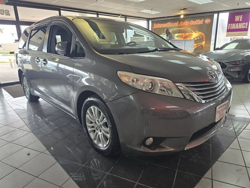 2017 Toyota Sienna 3rd Gen - Image 3 of 4