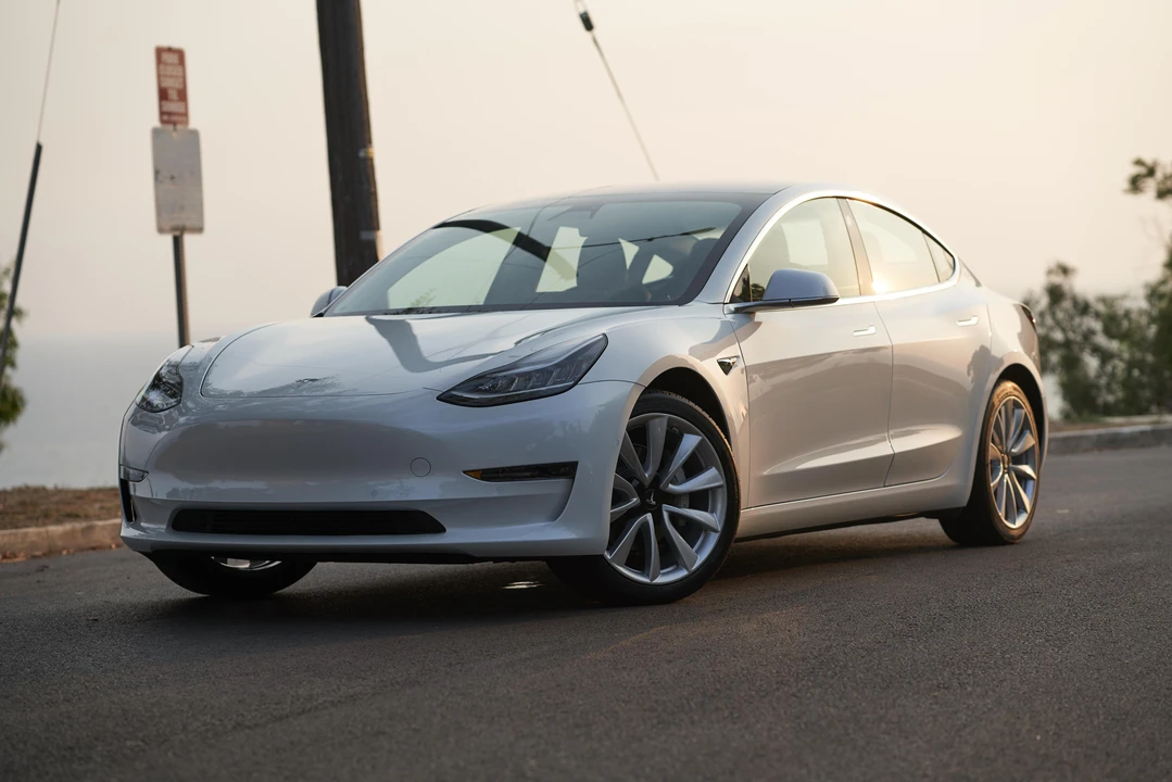 2017 Tesla Model 3 - Image 2 of 31