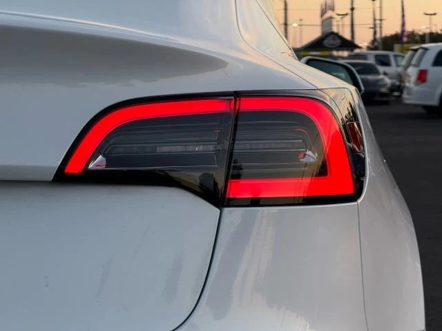 2017 Tesla Model 3 - Image 9 of 12