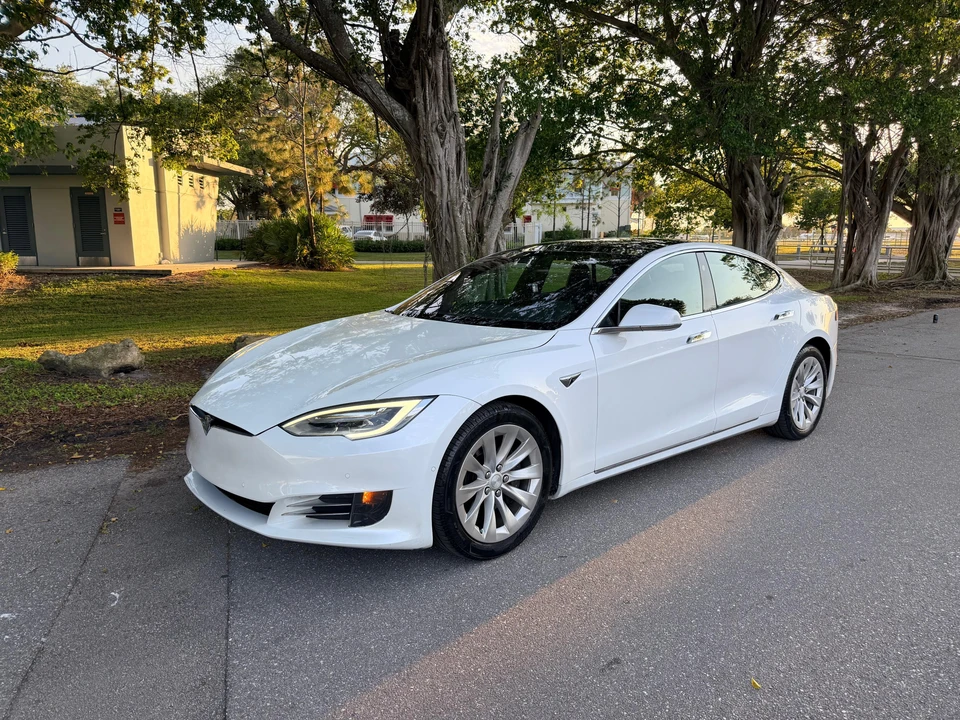 2017 Tesla Model S - Image 10 of 31