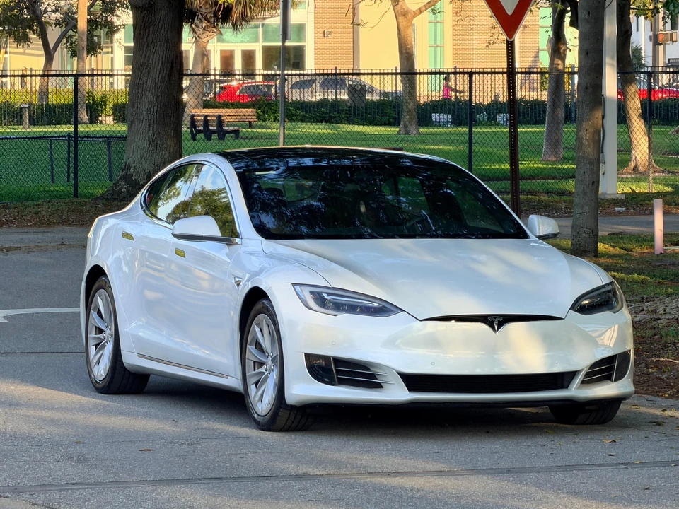2017 Tesla Model S - Image 22 of 31
